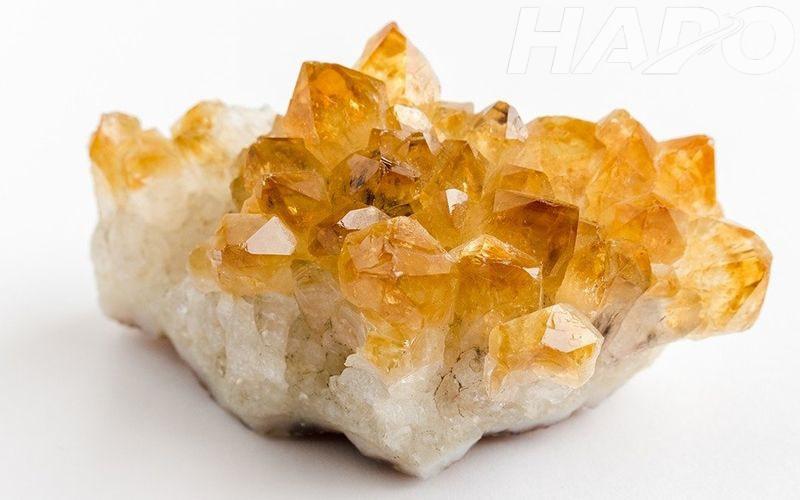 Đá Phong Thủy Trung Quốc: Bí Quyết Thu Hút Tài Lộc & May Mắn Thạch anh vàng